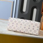 Louis Vuitton Onthego MM Dream Cream 35Cm - Image 5