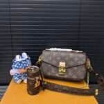 Gift Set: Louis Vuitton Pochette Métis East West Brown With Mini Keychain And Labubu Accessories - Image 4