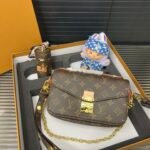 Gift Set: Louis Vuitton Pochette Métis East West Brown With Mini Keychain And Labubu Accessories - Image 3