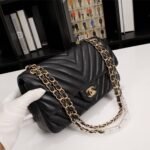 Chanel Medium Classic Flap Bag Chevron Black 25Cm - Image 5