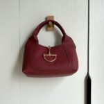 Iconic Set: Gucci Softbit Medium Top Handle Bag And Women’s Slide Sandal With Horsebit - Image 2