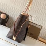 Louis Vuitton Neverfull Bandoulière Inside Out MM Monogram Rouge Sari 32Cm M12096 - Image 8