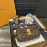 Gift Set: Louis Vuitton Pochette Métis East West Brown With Mini Keychain And Labubu Accessories - Image 2