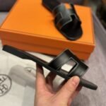 Hermes Oran Sandal Noir H021056Z 01340 - Image 4
