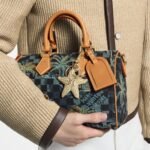 Louis Vuitton Lv Starfish Key Holder And Bag Charm Gold M02622 - Image 4