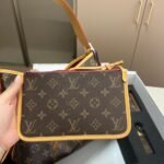 Gift Set: Louis Vuitton Carryall Pm Bag Monogram Canvas With Card Wallet And Dragonne Keychain - Image 7