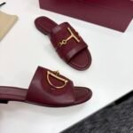 Iconic Set: Gucci Softbit Medium Top Handle Bag And Women’s Slide Sandal With Horsebit - Image 9