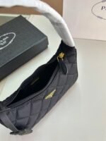 Prada Contenitore Maniglia Tessutu Nylon Quilted Shoulder Bag Black 21Cm - Image 4