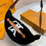 Louis Vuitton Bumbag Monogram Teddy Fleece Black 30Cm - Image 8