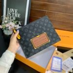 Louis Vuitton Discovery Pochette Clutch Monogram Eclipse Black 26Cm - Image 2