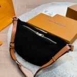 Louis Vuitton Bumbag Monogram Teddy Fleece Black 30Cm - Image 4