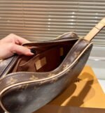 Louis Vuitton Croissant Mm Monogram Canvas 25Cm M46828 - Image 10