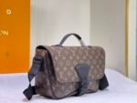 Louis Vuitton Montsouris Monogram Messanger Bag Brown 34Cm - Image 3