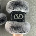 Valentino Garavani Vlogo Signature Fingerless Black Gloves With Fur Trim - Image 4